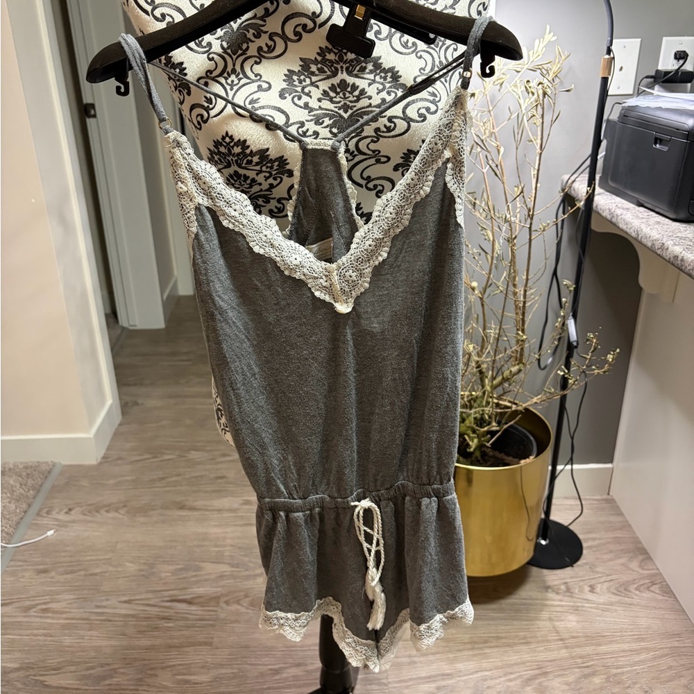 ABERRCOMBIE & FITCH - Gray Lace Detail Top